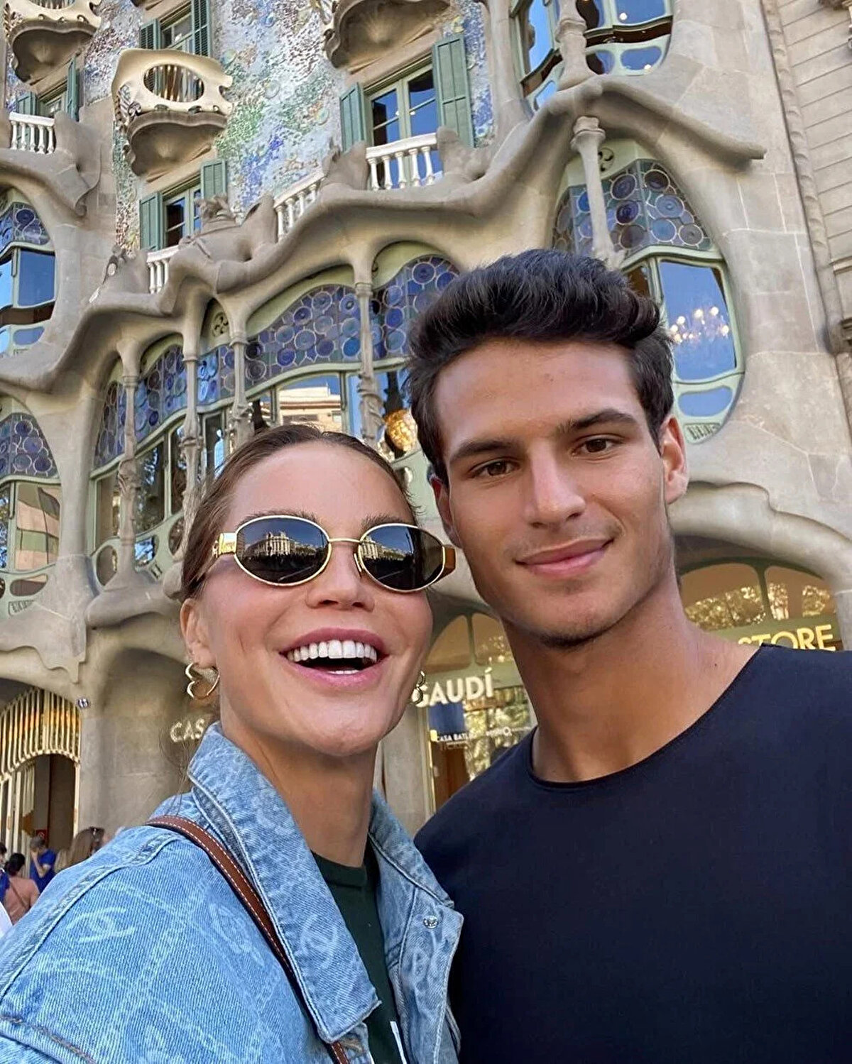 Öte yandan Ebru Şallı'nın yine Harun Tan ile evliliğinden 2004 yılında dünyaya gelen Beren adında bir oğlu daha var.