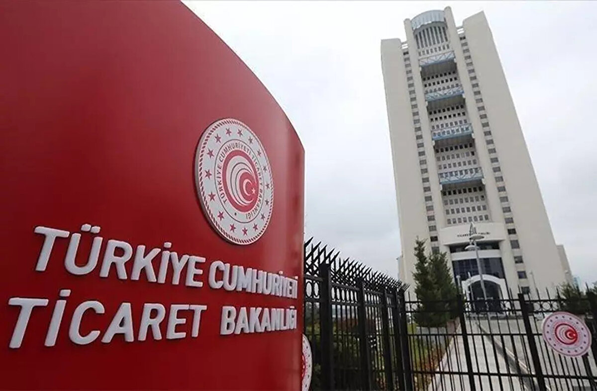Ticaret Bakanlığı, güvensiz ürünlere karşı denetimlerini sürdürüyor. İnsan sağlığını tehlikeye düşüren ürünler piyasadan toplatılırken, söz konusu ürünler de markalarına kadar açıklanıyor.<br><br>5 ÇOCUK ÜRÜNÜNE YASAK GELDİ<br>Bakanlık 17 Nisan tarihinde yeni ifşalarda bulundu. Yasaklanan 5 çocuk ürününün piyasadan toplatılmasına karar verildi. Yasaklananlar arasında emzik, giyim ve deniz simidi bulunuyor.