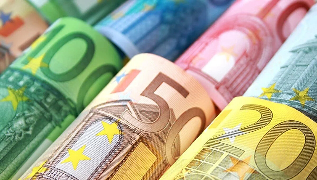 Euronun aylık-yıllık performansı<br><br>Euro Nisan ayının ilk gününe göre euro 2,57 TL artarak yüzde 6,27 değer kazandı.<br><br>36.4849 TL olan yılbaşı başlangıç değerine göre euro 7,09 lira artarak yüzde 19,44 oranında değer kazandı.<br><br>Euro, son bir yıla göre 34.6566 liradan 43.5769 liraya yükselerek değer yüzde 25,74 değer kazancı yaşadı.