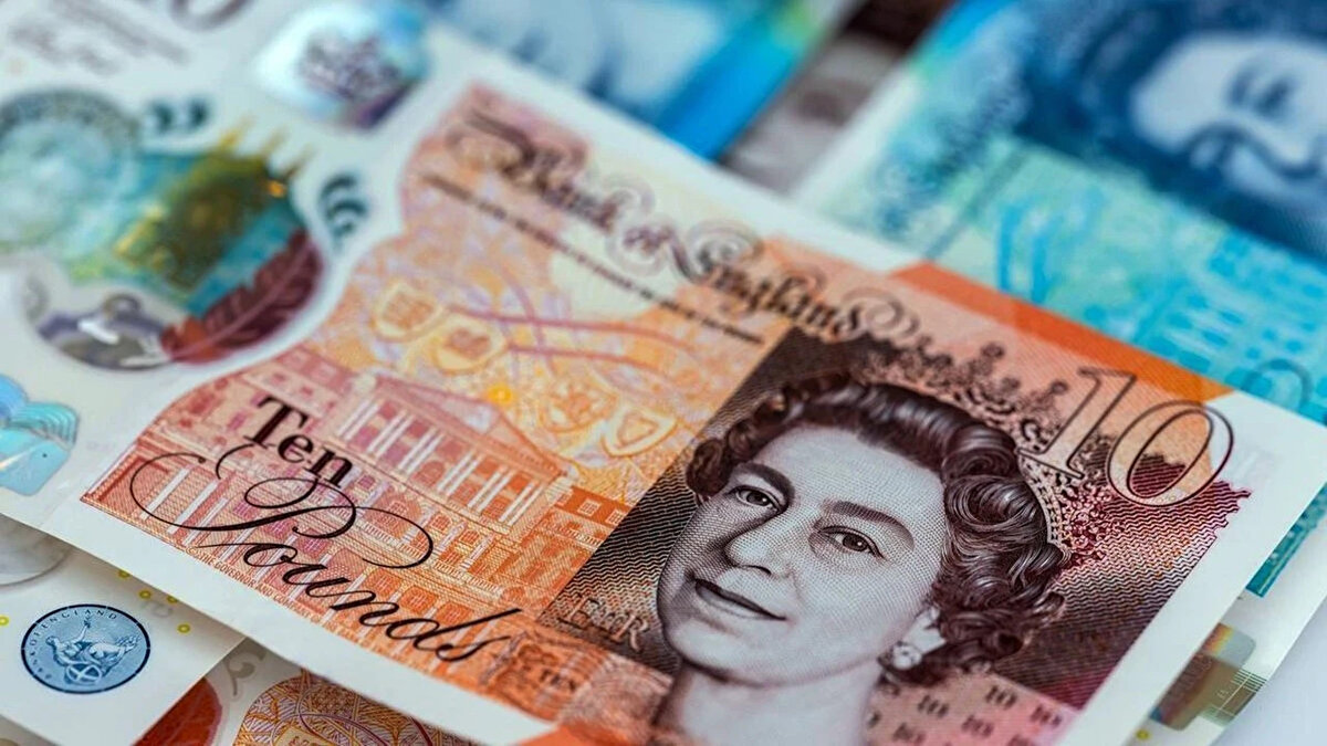 Sterlinin aylık-yıllık performansı<br><br>Sterlin bu ayın ilk gününe göre 1,35 TL artarak yüzde 2,76 değer kazandı.<br><br>Yılbaşı başlangıç değerine (43.9782 TL) göre sterlin 6,42 lira artarak yüzde 14,60 oranında değer kazandı.<br><br>Son bir yıla göre ise sterlin; 40.5028 liradan 50.3972 liraya yükselerek değer yüzde 24,43 değer kazancı yaşadı.