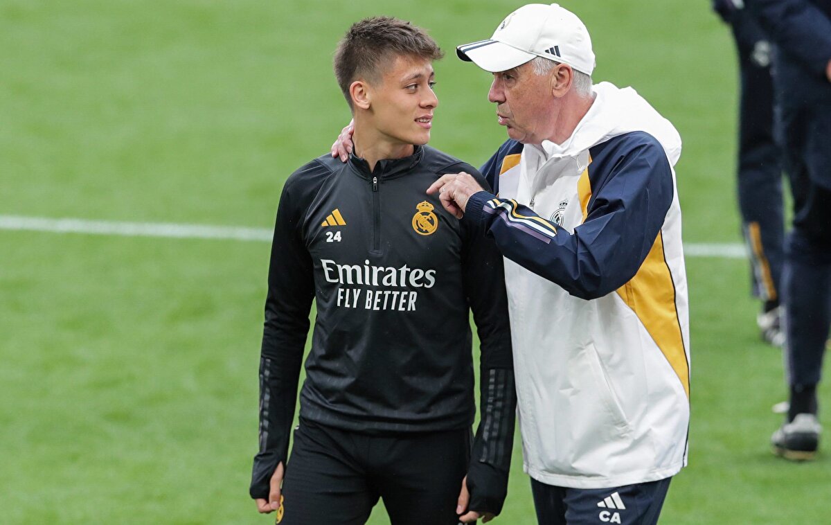 İspanyol medyası ayağa kalktı: Ancelotti Haziran'da ayrılmalı<br><br>Real Madrid'in 3-0'ın rövanşında Arsenal'e evinde de 2-1 kaybetmesi okları Carlo Ancelotti'ye yöneltti. İspanyol Marca gazetesi maç sonrası Ancelotti'nin ne zaman ayrılacağını tartışmaya açtı. İtalyan teknik direktörün Haziran'da ayrılmasının daha iyi olacağını belirten haberdeki ifadeler şöyle;<br><br>'Kulübün Şampiyonlar Ligi'ne olan yakın bağları, bu aceleci sezon sonu analizlerine yol açtı... sezon hala devam etmesine rağmen teknik direktör ve oyuncuların geleceği hakkında şimdiden düşünmeye başladılar. Eşleşmenin her iki ayağında da Arsenal'in tartışmasız üstünlüğü ve Real Madrid'in bu sezonki oyunundaki önemli kusurlar, bizi her şeyden önce yedek kulübesine bakmaya zorluyor. Kulüpteki ikinci döneminde Avrupa Kupasını iki kez kaldıran ve yarı finalde (Manchester City 2023) ve çeyrek finalde (Arsenal'e karşı) kaybeden Carlo Ancelotti, takımın futbol eksikliğinden sorumlu tutuluyor ve gelecek için hassas bir konumda.