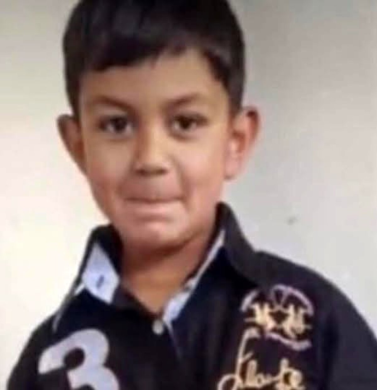 Çalışmaların 6’ıncı günde de yaklaşık 150 personel, bot ve dronlarla arama çalışması devam etti. Devam eden çalışmalar kapsamında sulama kanalında köprünün olduğu bölgede çocuğun cansız bedeni bulundu.<br>Ekipler bölgede çalışmasını sürdürürken yakınları fenalık geçirdi.