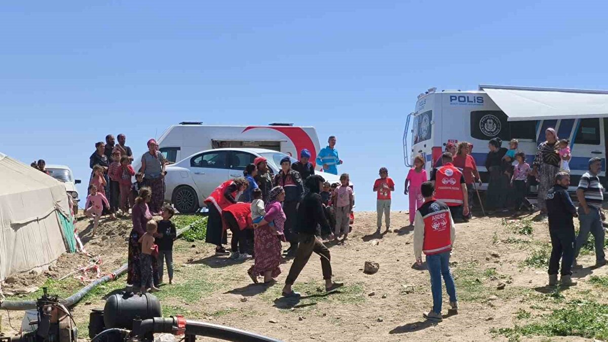 Alınan bilgiye göre, Osmaniye’nin Düziçi ilçesinden mevsimlik tarım işçisi olarak Adana’nın Karataş ilçesine bağlı Bahçe Mahallesi’ne gelen Karanfil ve İbrahim Timi (28) çiftinin 2 çocuğundan büyüğü olan 7 yaşındaki Cumali, 12 Nisan günü sabah saatlerinde arkadaşıyla oyun oynamak için çadırdan ayrıldı.