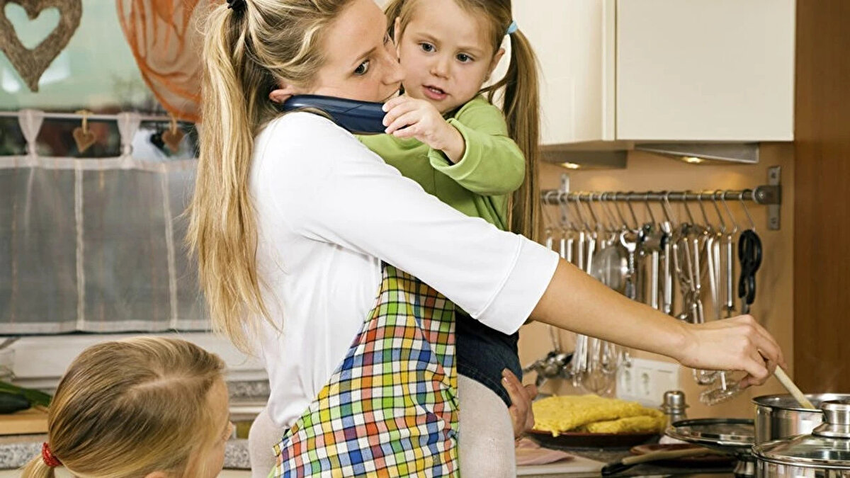 Erken emeklilik mümkün olacak mı?<br><br>Paketin içeriğinde Fiili Hizmet Zammı (yıpranma) benzeri bir düzenleme de bulunuyor. Çalışan annelere çocuk sayısına göre hem ek prim hem de yaş indirimi sağlanabilecek. Örneğin, 4 yıl çalışan bir annenin prim gününe her yıl için fazladan 1 yıl eklenecek. Bu sayede 4 yıl çalışma, 5 yıl olarak kabul edilebilecek.