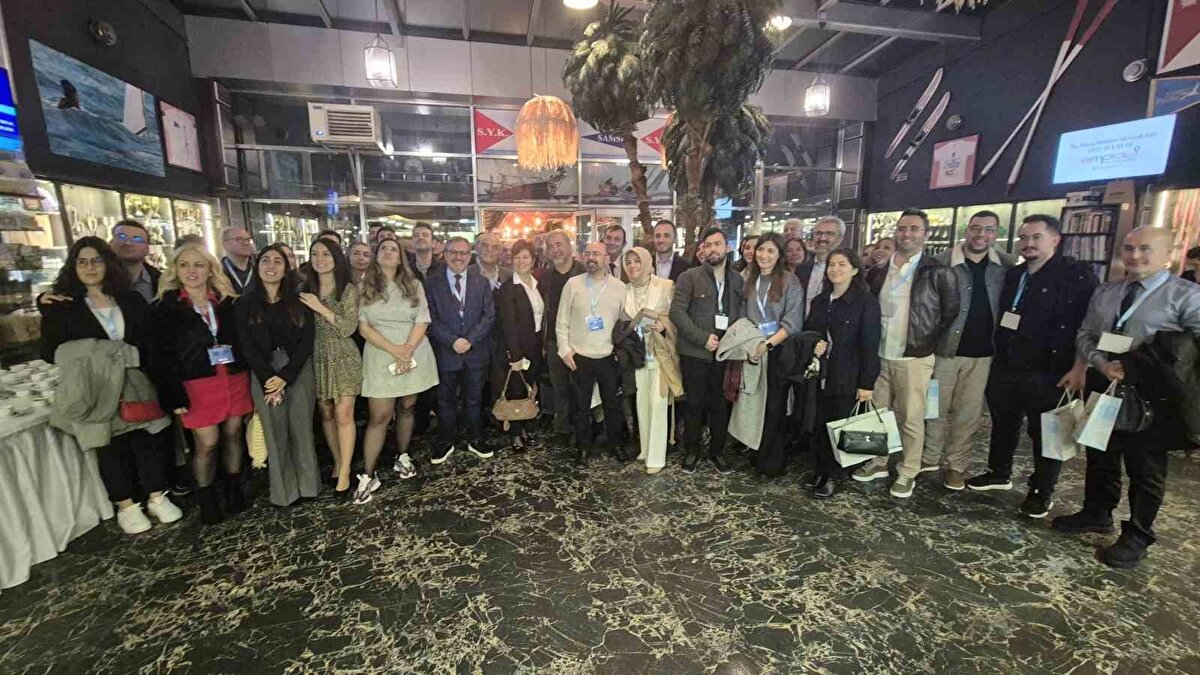 Kök hücrelerle ilgili sıkça sorulan "Kanser yapar mı?" sorusuna da açıklık getiren Prof. Dr. Karaöz, "Hayır yapmaz. Gerek bizim şu ana kadar ki klinik deneyimlerimiz gerekse dünyadaki klinik deneyimler bize bunu söylüyor. Bizim kullandığımız kök hücrelerden bahsediyoruz. Biz buna erişkin kök hücresi diyoruz. Biz klinikte yeni doğmuş bebeklerin göbek kordonundan dokusundan elde ettiğimiz kök hücreleri kullanmaktayız. Dolayısıyla bu hücreler bugüne kadar yapılan bilimsel çalışmalar göstermiştir ki asla herhangi bir ciddi yan etkiye sebebiyet vermemekte ve kanser gibi bir takım olaylara sebebiyet vermemektedir" şeklinde konuştu.