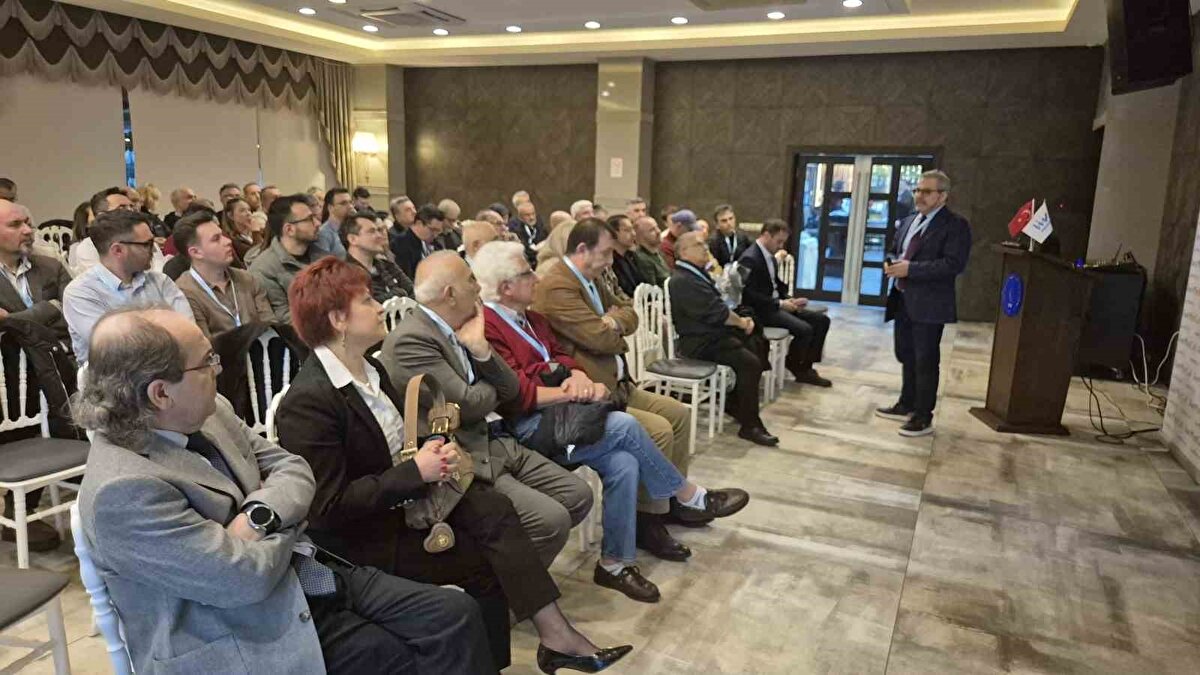 Prof. Dr. Karaöz, son yıllarda kök hücrelerin öneminin giderek arttığını belirterek, tıbbın mevcut şartlarda bazı hastalıkları yüzde 100 tedavi edemediğini ifade etti. Bu hastalıkların büyük bir kısmını nörodejeneratif hastalıklar olarak tanımlayan Karaöz, "Bu hastalıkların ortak karakteristiği ilgili oldukları organlardaki hücrelerin bir nedenden dolayı ölmesi ve bu ölen hücrelerin işlevini görmemesi sonucunda klinik sonuçlarla karşılaşılmaktadır. Örneğin Parkinson hastalığında dopamin üreten hücrelerin ölmesi neticesinde bu hastalığın klinik belirtilerini hastalar göstermeye başlamaktadır. Ya da tip 1 diyabet diye adlandırdığımız hastalıkta da pankreasta insülin üreten hücreler ölmektedir. İşte ne yazık ki hiçbir cerrahi bir yöntem hiçbir ilaç bu ölen hücrelerin yerine yenilerini koyamamaktadır" dedi.