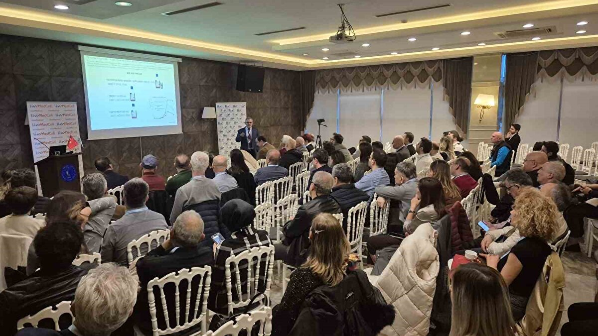 Prof. Dr. Karaöz, gündeme yavaş yavaş girmeye başlayan bir diğer önemli konunun ise hücresel immünoterapi olduğunu söyledi. Kanser tedavisinde radyoterapi, kemoterapi ve akıllı ilaçlar gibi seçenekler olmasına rağmen hala tedavi edilemeyen vakaların bulunduğunu belirten Karaöz, özellikle hematolojik malignanslar yani kan kökenli kanserlerin bazı tipleri için CAR T-cell olarak adlandırılan yeni bir teknolojinin ortaya çıktığını ve Amerika’da doğan bu teknolojinin yavaş yavaş tüm dünyaya yayıldığını aktardı.<br>Karaöz, Türkiye olarak kendi hastanelerinde de bu güçlü hücreleri üretebilecek bir laboratuvarın kuruluş aşamasına başladıklarını müjdeleyerek, "Biz de Türkiye olarak bizim hastanemizde bu çok güçlü olan hücreleri yani hastaya enjekte ettiğiniz zaman kanser hücrelerini yakalayıp öldürebilme potansiyeline sahip olan bu hücreleri üretebilme kapasitesine sahip bir laboratuvarın kuruluş aşamasına başladık. Ümit ediyorum ki 6 ay ila 1 yıl içerisinde bu laboratuvarda üretilen CAR T-cell hücreleri inşallah Türk insanlarının da faydasına sunulacak. Bu konuda da buradaki hekim arkadaşları bilgilendireceğiz" ifadelerini kullandı.<br>Kurulacak laboratuvardan söz eden Karaöz, "Liv Hospital Vadi İstanbul Şubesi’nde, çok büyük ve kompleks bir laboratuvar olacak. Bu laboratuvar çok özel bir laboratuvar. Bu laboratuvarda üretilecek olan hücrelere, sizin kanser hücrelerinizi tanıtıyor olacağız ve bu savaşçı hücreleri tekrar size enfüze edecek hematologlar ve sizin kanser hücrenizi yakalayıp öldürecek. Yani spesifik hedefe yönelik bir tedavi diye de adlandırabiliriz. Bu çok yeni bir teknoloji. Dünyada inanılmaz bir teknoloji ivme kazandı. Dediğim gibi Amerika’da doğdu. Avrupa’da yavaş yavaş yaygınlaşmaya başladı. İnşallah biz de Türkiye’de bu alanda faaliyet gösteren ilk merkezlerden biri olacağız. Gelecekte bu teknoloji ile solit organ tümörleriyle, otomin hastalıkların tedavisi söz konusu olabilecek" sözlerine yer verdi.