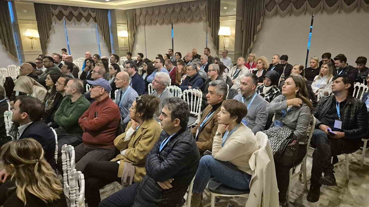 Bu noktada dikkat edilmesi gereken bazı hususların ortaya çıktığını ifade eden Karaöz, "En önemli sorunlardan bir tanesi üretilen hücrelerin uygun standartlarda, uluslararası standartlarda bizim GMP yani iyi üretim şartlarında üretilen laboratuvarlarda üretiliyor olması gerekiyor. Dolayısıyla bu üretilen hücrelerin hemen siz hastanızda uygulayamazsanız Sağlık Bakanlığı’ndan onay almanız gerekiyor. Daha sonra uygulamanız gerekiyor. Bir de tabi çok daha önemlisi ki bu alan ne yazık ki her geçen gün gözlemliyoruz istismara açık bir alan olmaya başladı. Çünkü hastalara boş vaatler verip bu tedavileri uygulamak uygun değil. Bu tedaviyi aldıktan sonra iyileşme potansiyeli olan hastalara bu uygulamaların yapılması gerekiyor" diye konuştu.