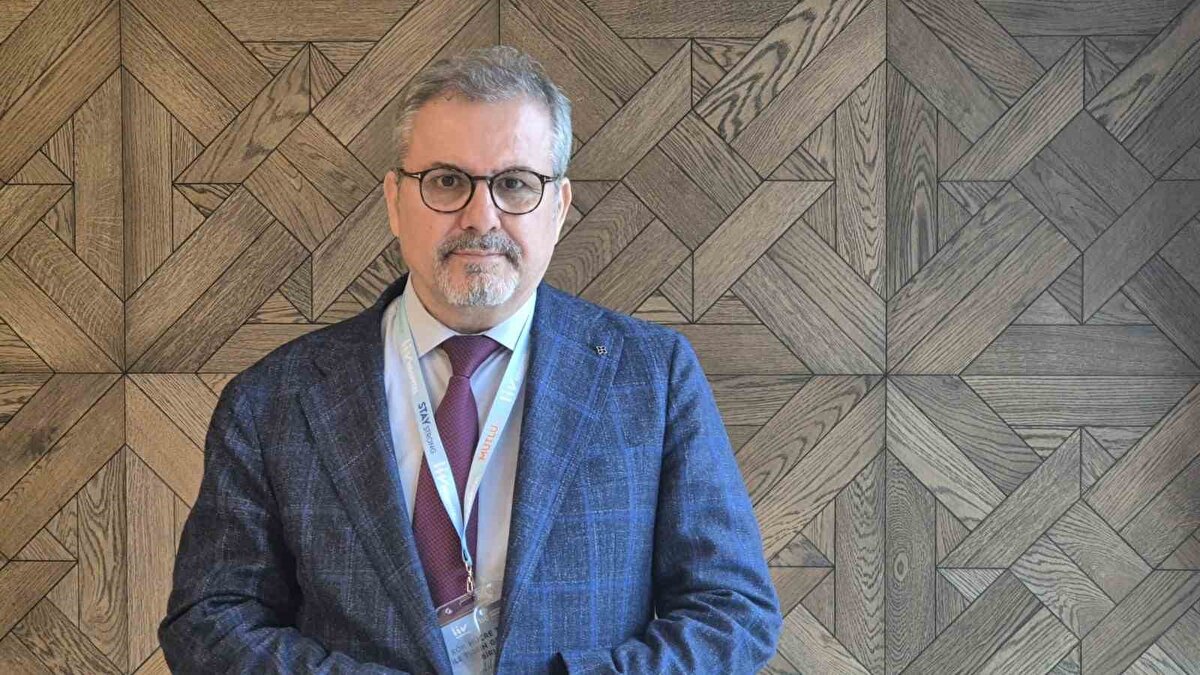 Bu nedenle, son 30 yılda dünya genelinde ve Türkiye’de bu alanda önemli araştırmalar ve çalışmalar yapıldığını dile getiren Prof. Dr. Karaöz, özellikle son 10 yılda Türkiye’de Sağlık Bakanlığı’nın kontrolü altında onay alınarak hücresel tedaviler alanında hastalara yardımcı olunduğunu belirtti.