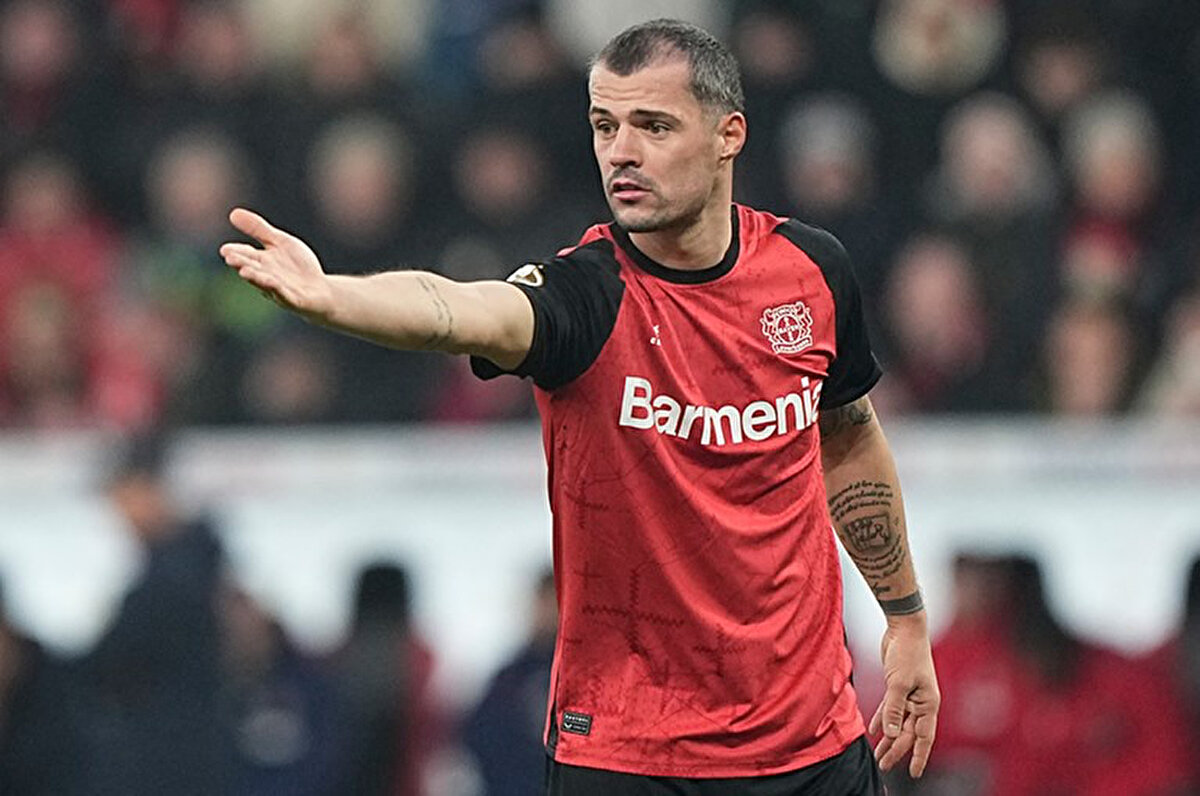 İsviçreli futbolcunun Galatasaray'da forma giymeye sıcak baktığı ancak Şampiyonlar Ligi'ne kalınması gerektiği vurgulandı.<br>