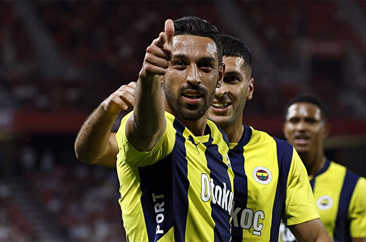 Fenerbahçe'de geçtiğimiz sezonun en dikkat çeken isimlerinin başında gelen İrfan Can Kahveci, Mourinho'nun takımın başına gelmesiyle formasını kaybetti.<br>