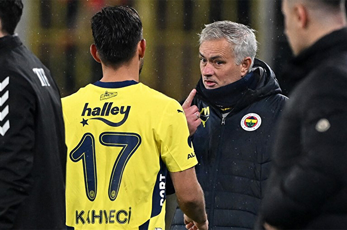 Fenerbahçe, İrfan Can Kahveci ile ocak ayı ortasında yeni sözleşme imzalamıştı. 29 yaşındaki futbolcunun sarı-lacivertlilerle 2028 yazına kadar mukavelesi bulunuyor.<br>