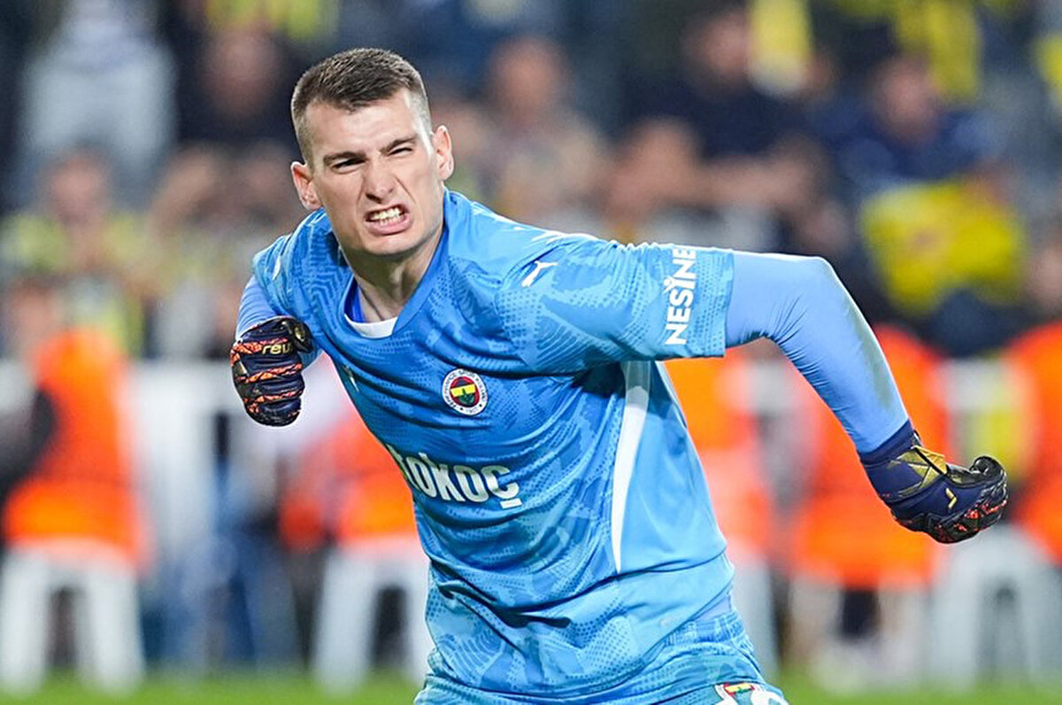 Mourinho'nun da Livakovic'in gönderilmesi yönünde yönetime rapor verdiği iddia edildi. 30 yaşındaki eldivenin Fenerbahçe ile 2028'e kadar sözleşmesi bulunuyor.<br>