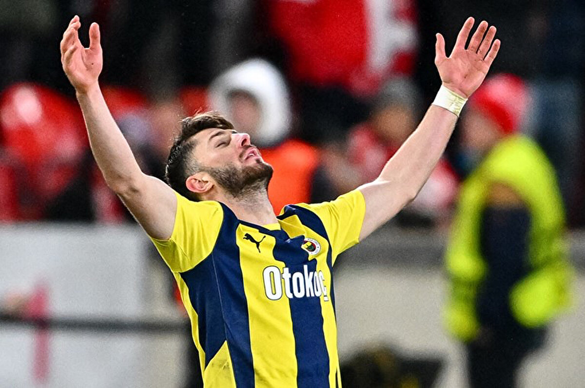 26 yaşındaki futbolcunun, Kerem Aktürkoğlu ve Orkun Kökçü'nün formasını giydiği Benfica'da oynamaya sıcak baktığı öne sürüldü.<br>