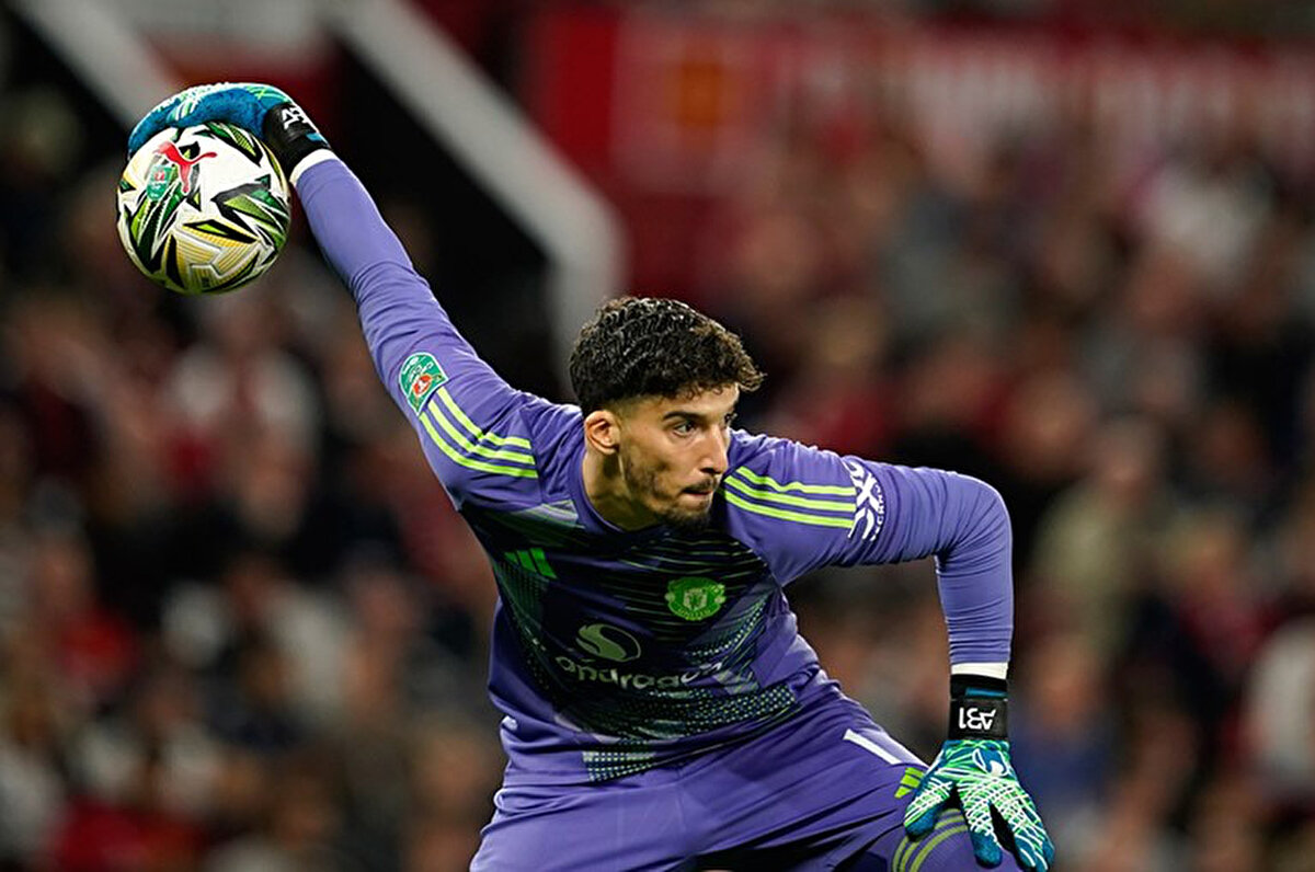 Manchester United'da forma şansı bulmakta zorlanan Altay Bayındır için dikkat çeken bir transfer iddiası gündeme geldi.<br>