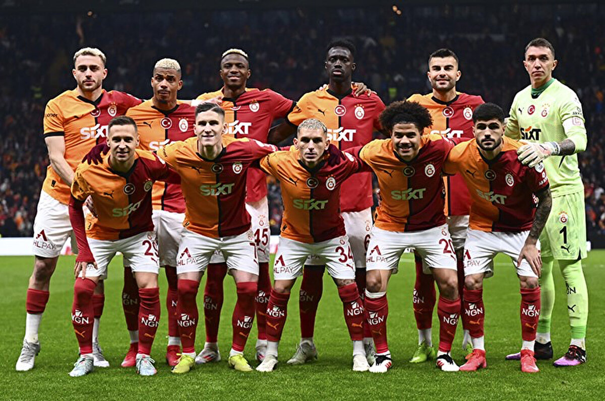 Tümer Metin'den Galatasaray iddiası<br><br>Galatasaray'ın kalan haftalarda puan kaybedeceğini iddia eden Tümer Metin, "Benim inancım Galatasaray bir yerde puan kaybedecek. Trabzon zor deplasman. Orada kazanmak kolay iş değil. Göztepe zor deplasman. İçeride kümede kalma savaşı veren takımlarla oynayacak. Oralar zor işler, herkes can havlinde. Zor maçları var Galatasaray'ın, rahat değiller yani" diyerek sözlerini noktaladı.