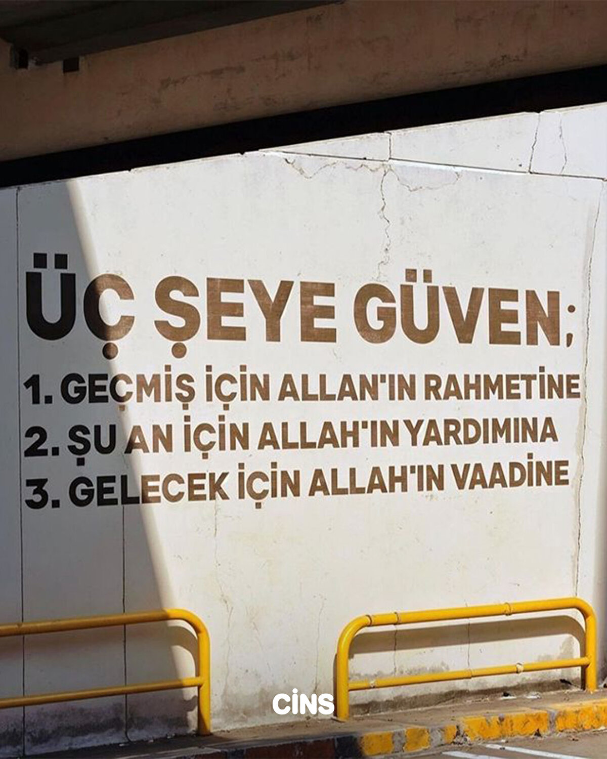 Üç şeye güven: <br>1. Geçmiş için Allah'ın rahmetine <br><br>2: Şu an için Allah'ın yardımına <br>3. Gelecek için Allah'ın vaadine