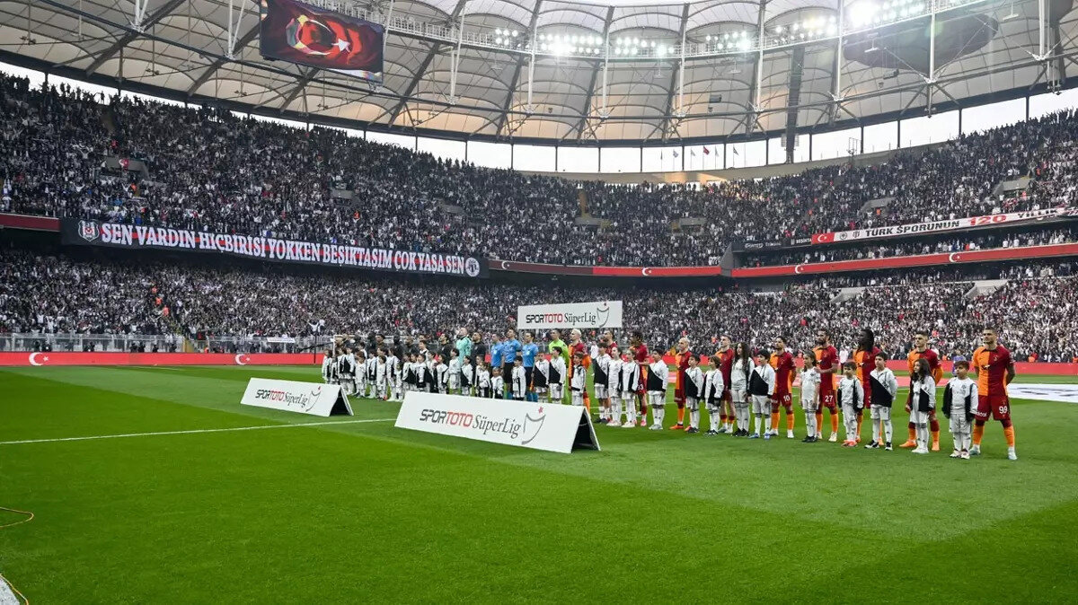 Tüpraş Stadı'ndaki karşılaşmaya kadar ligdeki son 28 maçında mağlup olmayan sarı-kırmızılı takımın yenilmezlik serisi, 2-1'lik Beşiktaş mağlubiyetiyle sona erdi.<br>