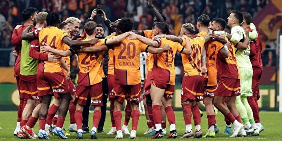 Galatasaray'da 2 futbolcu yarınki müsabakada forma giyemeyecek. Bu futbolcular:<br>