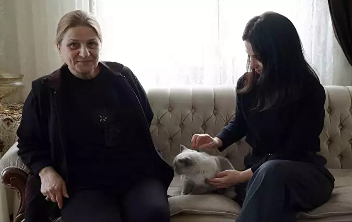 Anne ve kızı, 10 gün sonra kendilerine teslim edilen kedilerini bulan Kazaz’a 1 gramlık 2 altın hediye edip, ödüllendirdi. Aile, veteriner kontrolünden geçirdiği Badem'e evlerinde yeniden kucak açtı.