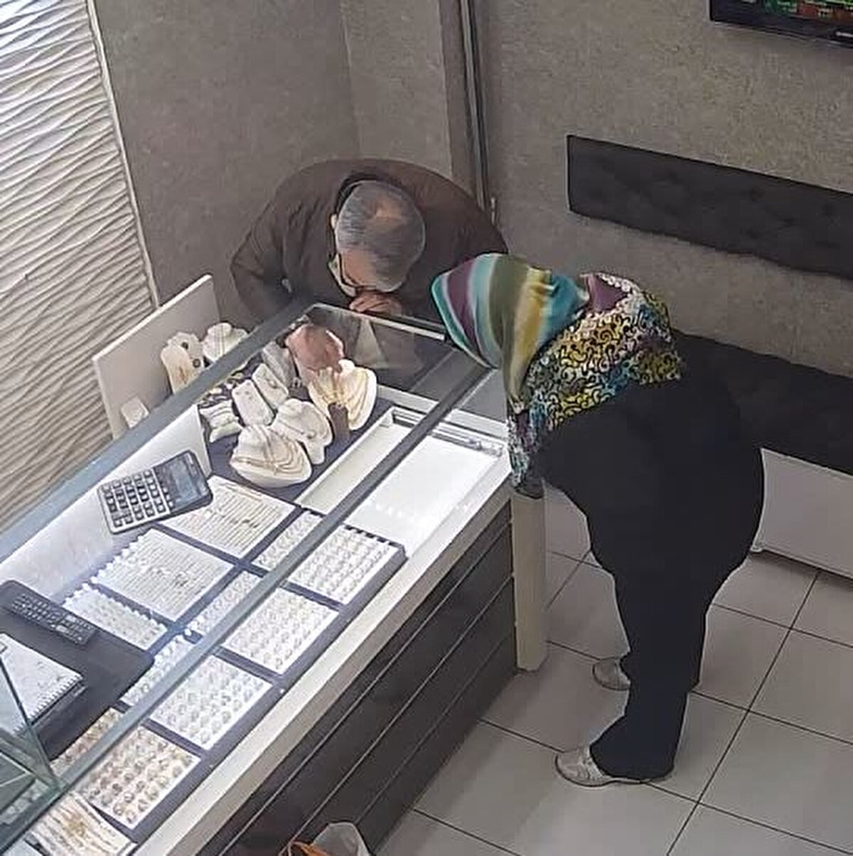 Çeşitli tutarda altın almak istediğini söyleyen N.Ç., kendisini bilgilendiren iş yeri sahibi M.O.’ya yanında getirdiği biber gazı ve taşla saldırdı. M.O. ile şüpheli arasındaki arbedeyi duyan komşu esnafın ihbarı üzerine adrese polis ekipleri sevk edildi. N.Ç. gözaltına alınıp, çıkarıldığı mahkemede tutuklandı.