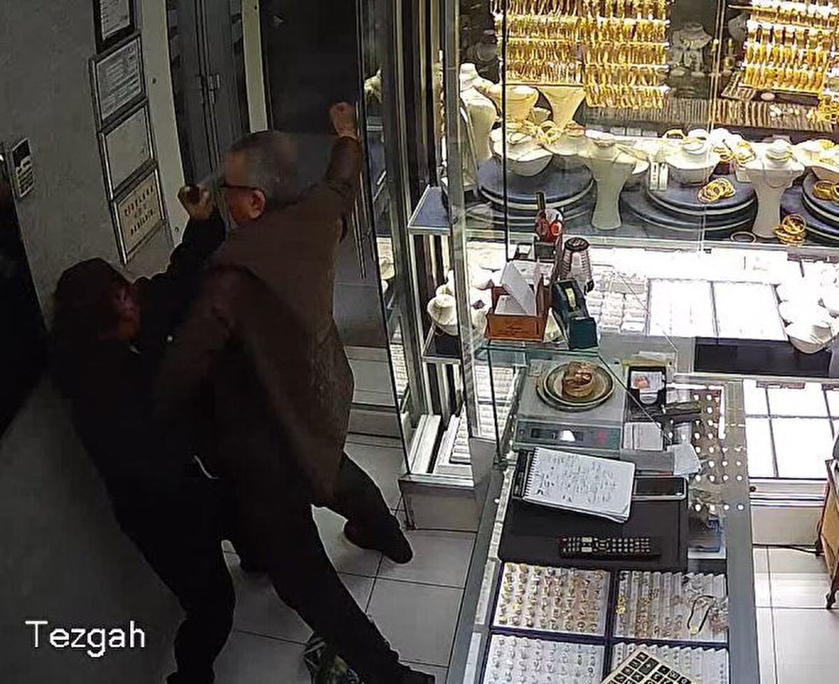 Olay, 13 Mart’ta, Melikgazi ilçesi Cumhuriyet Mahallesi'ndeki Kazancılar Çarşısı’ndaki iş yerinde meydana geldi. Banka çalışanı N.Ç., tanınmamak için gözlük ve başörtüsü takıp M.O.'ya ait kuyumcu dükkanına geldi. 