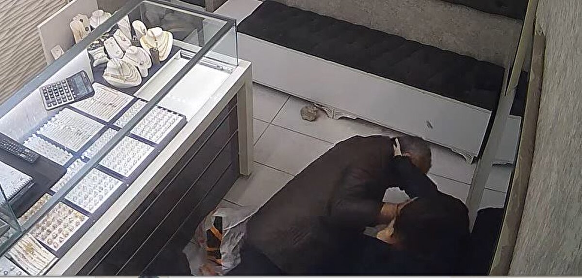 İş yeri sahibinin de karşılık verdiği ve taraflar arasında arbede yaşandığı da kameraya yansıdı. Diğer yandan, iş yeri sahibinin komşularından birine ‘Hırsız, polis çağır’ dediği de görüntülerde yer aldı.