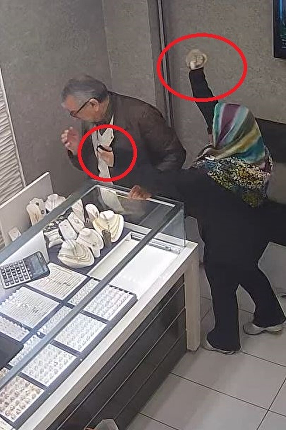 Olay kamerada<br><br>Öte yandan, soygun girişimi iş yerinin güvenlik kamerasına yansıdı. Görüntülerde, N.Ç.’nin kendisine takıları göstermek isteyen iş yeri sahibine cebinden çıkardığı biber gazını sıktığı, ardından da başına taşla vurduğu görüldü.