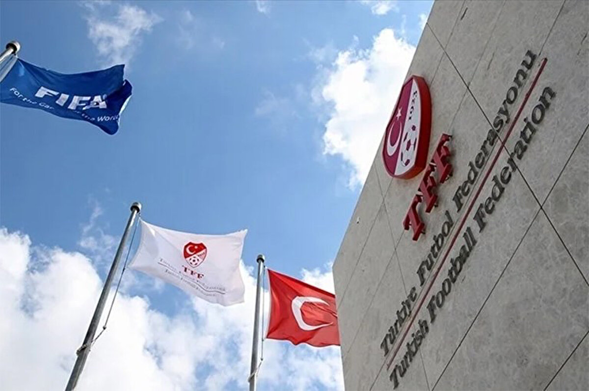 TFF'nin açıklamasında ayrıca, "Kulüpler birinci fıkrada öngörülen A Takım Listesine yazılan Türkiye A Milli FutbolTakımında oynama uygunluğu bulunmayan futbolculara ilaveten; 2023 – 2024 Sezonunda Azerbaycan, Kazakistan, Kırgızistan, Özbekistan ve Türkmenistan ülkelerinin vatandaşı olarakA Takım Listesine yazılan 1 futbolcuyu ve Türkiye A Milli Futbol Takımında oynama uygunluğu bulunmamakla birlikte Türk Vatandaşlığı veya mavi kart sahibi olarak A Takım Listesine yazdıkları 1 futbolcuyu sözleşme süreleri sonuna kadar müktesep hakları sebebiyle Madde 2’nin e fıkrası kapsamında A Takım Listesine yazabilirler. Bu futbolcuların sözleşmelerinin sona ermesi halinde; uzatma, sözleşme yenileme ve diğer kulüplerle imzalayacakları sözleşmeler A Milli Takımda oynama uygunluğu bulunmayan futbolcu kapsamında tescil edilecek ve A Takım Listesine bu doğrultuda yazılacaktır." denildi.<br>