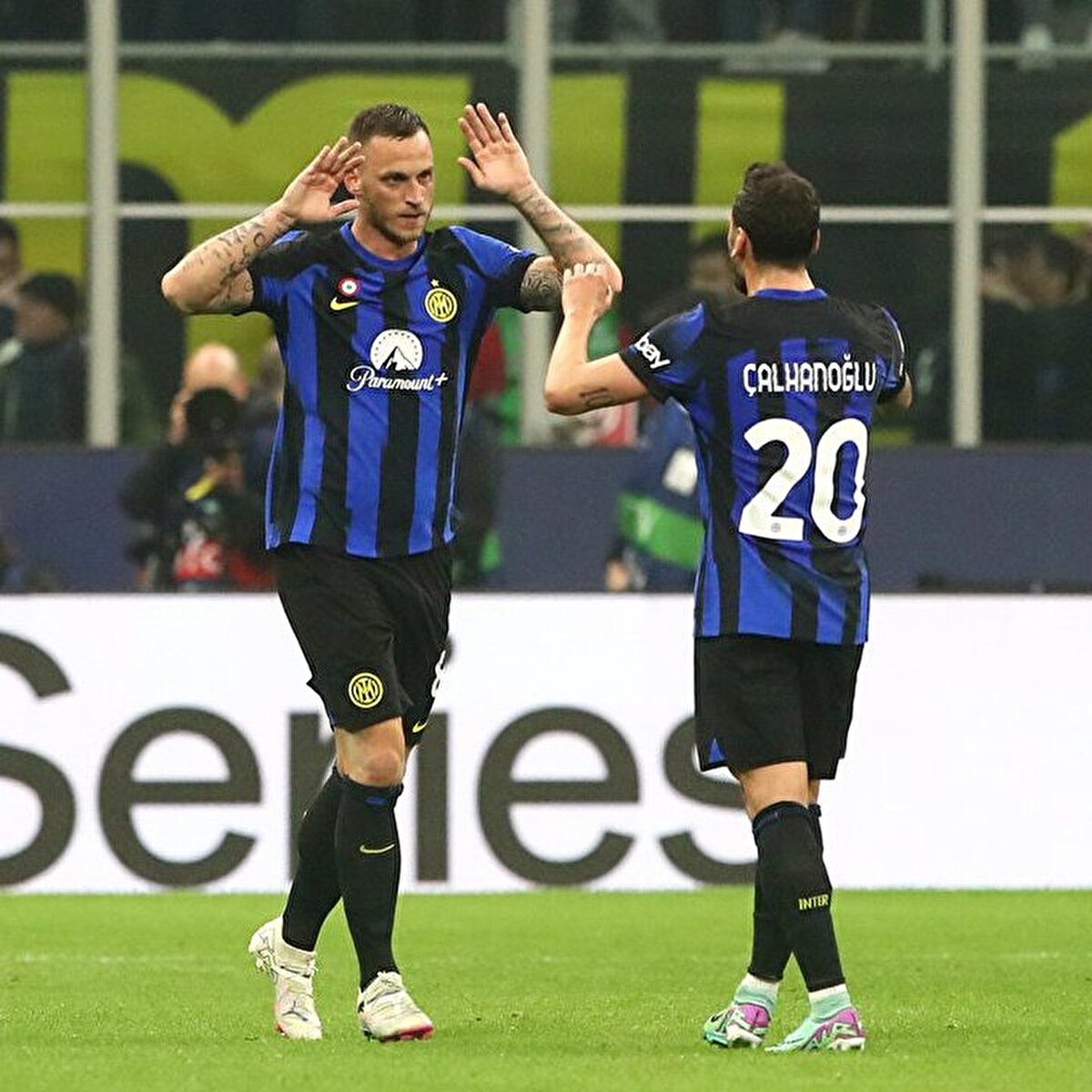 Milli futbolcu, ilk sırada ise Inter'den takım arkadaşı Marko Arnautovic'e yer verdi.<br>