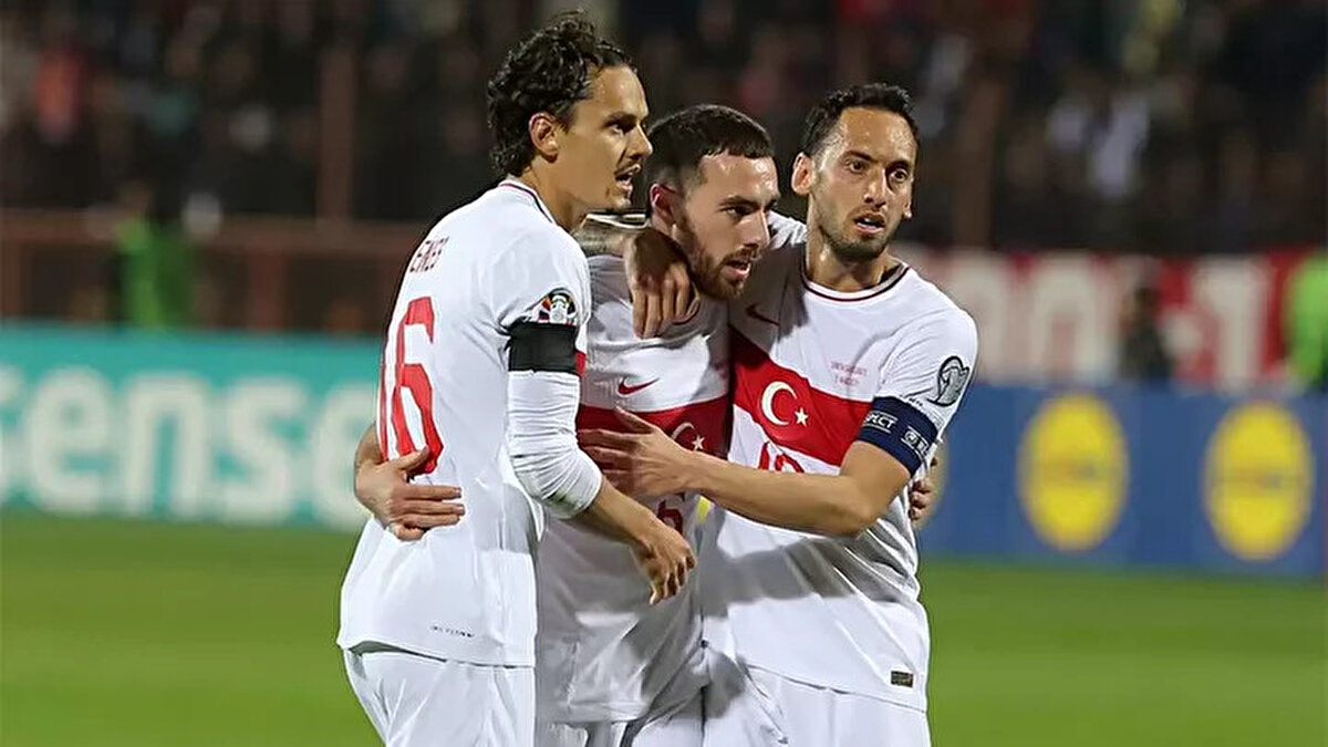 Hakan Çalhanoğlu, beşinci sırada milli takımdan arkadaşı Benfica forması giyen Orkun Kökçü'ye yer verdi.<br>