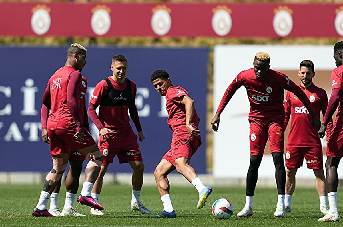 Süper Lig'de 202425 sezonunun 32. haftası 18 Nisan Cuma günü oynanacak iki maçla başlayacak. Haftanın açılışında Hatayspor-Konyaspor ve Galatasaray-Bodrum FK maçları oynanacak. Fenerbahçe ile şampiyonluk yarışını sürdüren Galatasaray, evinde kazanıp haftayı 3 puanla tamamlamak istiyor. Ligde kalma mücadelesi veren Bodrum FK ise Galatasaray deplasmanında puan veya puanlar peşinde. Sarı-kırmızılı ekip, bu sezon 29 maçta 23 galibiyet, 5 beraberlik ve 1 mağlubiyetle 74 puan topladı. Süper Lig'deki 30 maçından 9 galibiyet, 7 beraberlik ve 14 mağlubiyetle ayrılan Sipay Bodrum FK ise 34 puanla 14. sırada yer alıyor. Peki Galatasaray-Bodrum FK maçı ne zaman, saat, kaçta, hangi kanalda?<br>