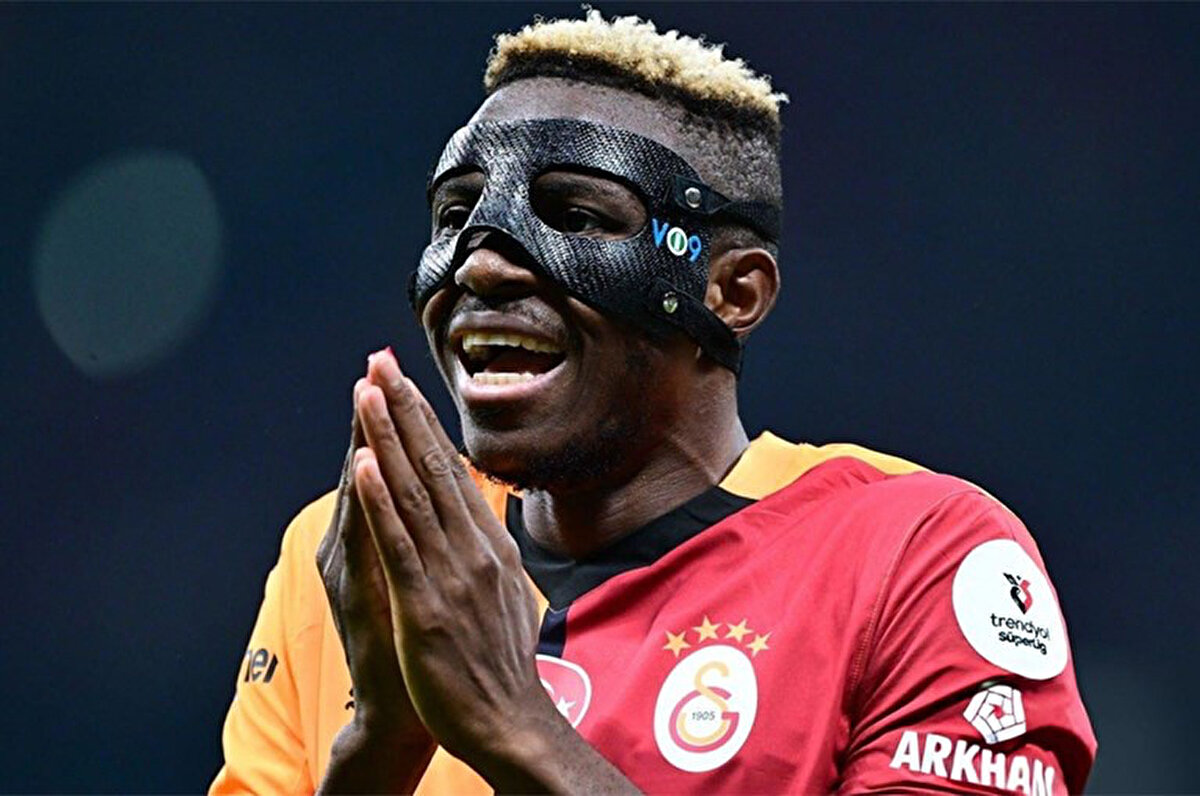 Galatasaray'ın en büyük umudu Osimhen<br><br>Sarı-kırmızılı ekibin Bodrum FK karşısındaki en önemli gol ayağı Victor Osimhen olacak. Bu sezon 24 Süper Lig maçında 21 kez fileleri havalandırarak gol krallığında zirvede yer alan Osimhen, performansıyla sarı-kırmızılı takımı adeta sırtlıyor. Son 5 Süper Lig maçında 7 gol kaydeden Nijeryalı yıldız, yarınki maçta Galatasaray'ın gole en yakın oyuncusu olacak. UEFA Avrupa Ligi'ndeki 7 karşılaşmada 6 gol kaydeden Nijeryalı yıldız, Ziraat Türkiye Kupası'nda da Fenerbahçe'ye 2 gol attı.<br>