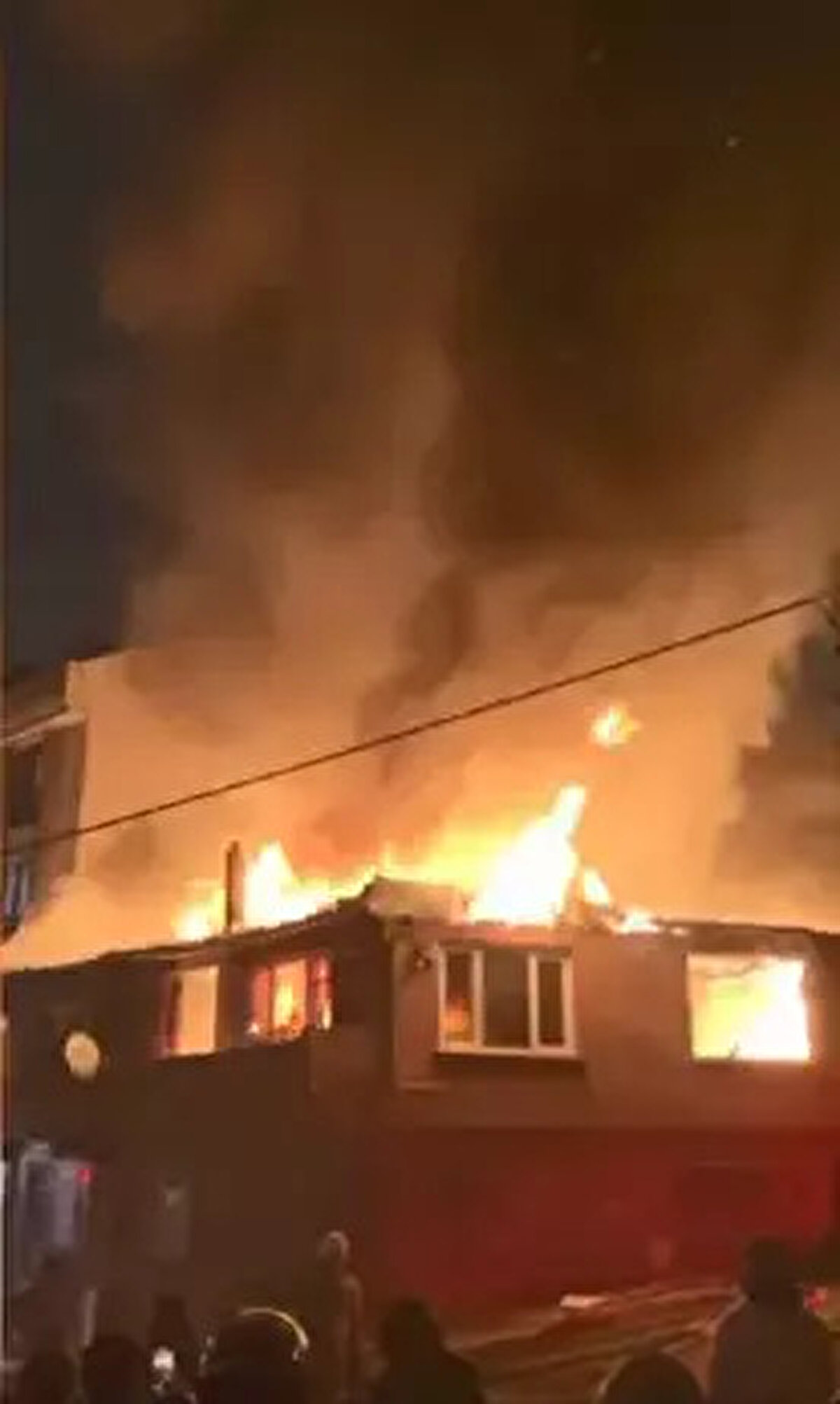 "Bu beşinci yanışı"<br><br>Annesinin evinin yandığını söyleyen Neşe Öncü, "Bildiğimiz içeri giriyorlar, ne yaptıklarını bilmiyoruz, uyuşturucu kullananlar. Annem evdeydi, saat 01.30 gibi bizi aradı 'ev yanıyor' dedi. Geldiğimizde çatı yanıyordu, bu beşinci yanışı zaten. İlk defa bu kadar kuvvetli oldu. Emniyete bildirdiğimiz halde hep yakıyorlar" dedi.