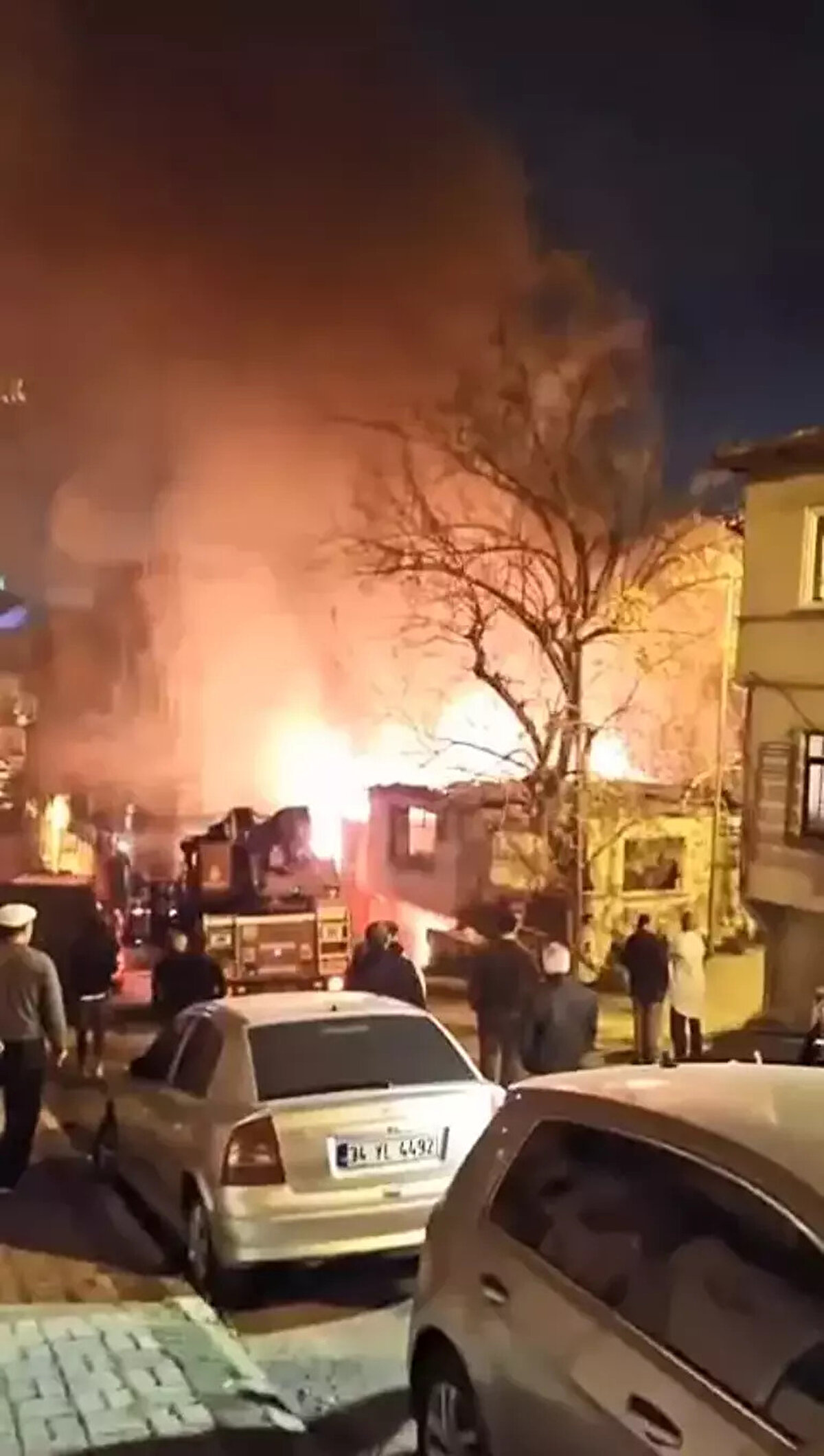 Alevler cep telefonu kamerasında <br><br>Her iki evden yükselen alevler, vatandaşların çektiği cep telefonu görüntülerine yansıdı. Görüntülerde, binaların alev alev yandığı ve mahalle sakinlerinin panikle kendilerini sokağa attığı görülüyor.