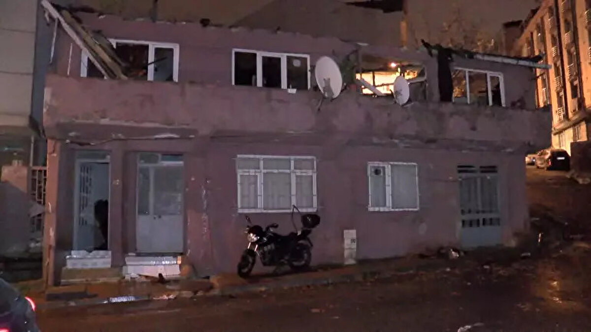 Bu sırada yükselen alevler, yan tarafındaki iki katlı binanın üst katına sıçradı. Olay yerine gelen itfaiye ekipleri alev alev yanan evlere iki koldan müdahale etti.