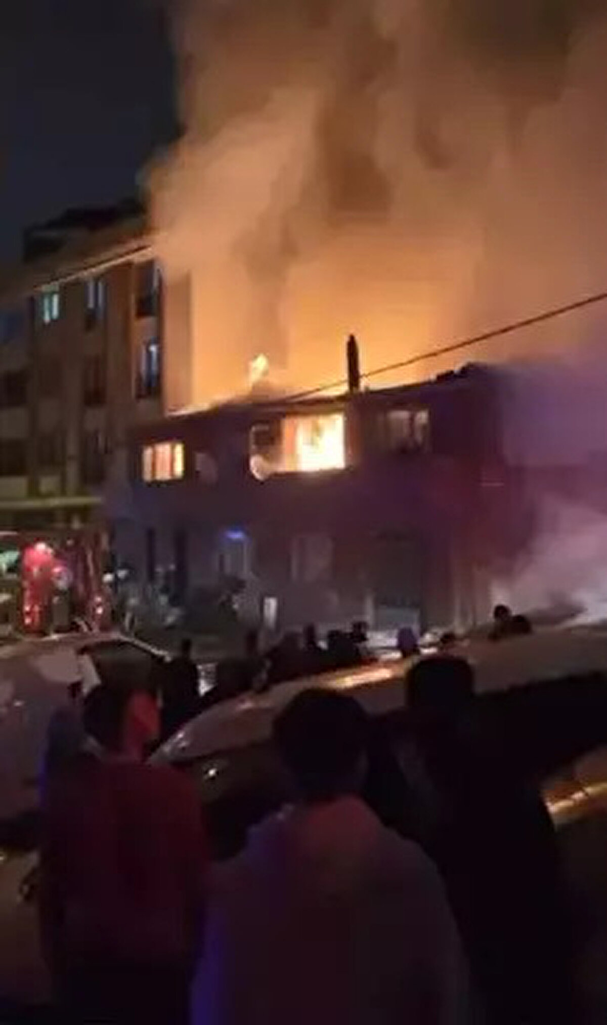 Yangın ekiplerin çalışmasıyla kontrol altına alınarak söndürülürken, can kaybı ve yaralanma yaşanmadı. Alevlerin sıçradığı binadaki daire, tamamen yanarak kullanılamaz hale geldi.