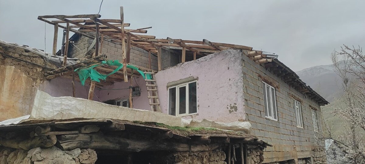 Fırtına nedeniyle evlerin çatısı uçtu, ceviz ve meyve ağaçları devrildi. 300 hane ve 1200 nüfuslu Alacayır Mahallesi ve bağlı 5 mezrada Büyükşehir Belediyesine bağlı itfaiye ve jandarma ekipleri, hasar tespit çalışması yaptı.