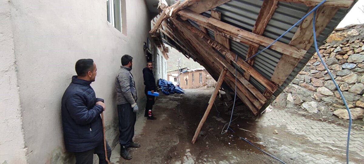 Ayacayır Mahalle Muhtarı Erdaş Mantas, mahalle ve bağlı mezralarda büyük hasar meydana geldiğini belirterek, "Mahallemiz ve bağlı mezraların toplam 1200 nüfusu var. Buranın cevizi meşhurdur. Fırtına nedeniyle 100'den fazla ceviz ve meyve ağaçları devriydi, 50'den fazla evin çatısı uçtu. Ekipler buraya gelip hasar tespit çalışması yaptı. Yetkililerin mağdur olan ailelere destek olmalarını bekliyoruz" dedi.