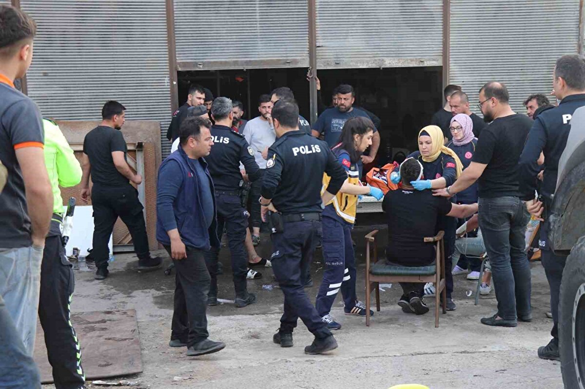 Bölgeye gelen itfaiye ekipleri tarafından parlama ile alev alan otomobil söndürdü. 3’ü ağır 8 yaralı sağlık ekipleri tarafından ilk müdahalelerinin ardından ambulanslarla çevre hastanelere sevk edildi.