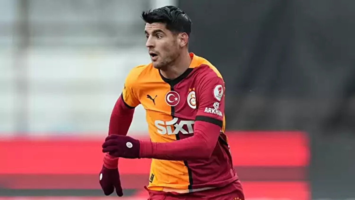 Morata, üst üste 3. maçına yedek başladı<br>Teknik direktör Okan Buruk, İspanyol yıldız Alvaro Morata'yı üst üste 3 resmi müsabakada yedek oturttu. Son olarak ilk 11'de Süper Lig'in 29. haftasında 2-1 kaybettikleri Beşiktaş derbisinde çıkan Morata, sonrasında Ziraat Türkiye Kupası'ndaki Fenerbahçe ve ligdeki Samsunspor mücadelelerinde yedek soyundu. Söz konusu 2 maçta toplamda 20 dakika süre bulabilen Morata, Bodrum FK maçında da yedek kulübesinde Okan Buruk'tan görev bekledi.