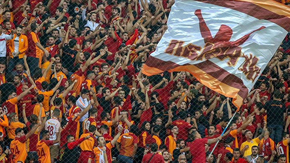 Tribünler doldu<br>Galatasaray taraftarı, Bodrum FK maçında da takımını yalnız bırakmadı. Sarı-kırmızılı taraftarlar, RAMS Park’ta oynanan mücadelede tribünleri doldurdu. Taraftarlar, karşılaşma öncesinde tezahüratlarla futbolculara destek oldu. Galatasaray taraftarı ayrıca Filistin’e yaşanan olaylara dikkat çekmek için tribünlere, ’Filistin’de insanlık ölüyor’, ’Dünya soykırımı canlı canlı izliyor’, ’Kudüs özgür değişse dünya tutsaktır’ ve ’Filistin’e özgürlük’ pankartları astı.<br>