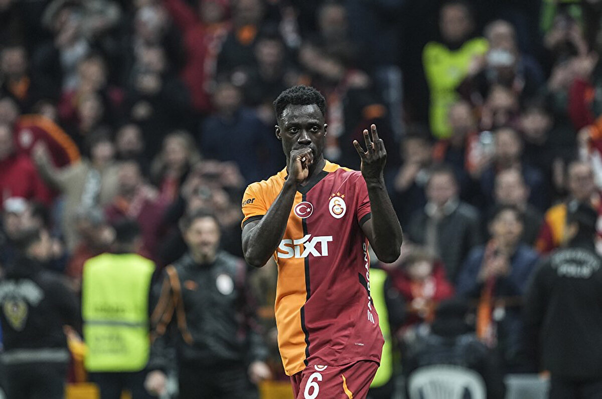 Galatasaray'ı rahatlatan golü atan ve yeni doğan bebeğine golü hediye eden Davinson Sanchez, "İstekliydik ilk yarıda. Çok fazla şans bulduk. Daha erken gol atsak farklı olabilirdi. Çok geliştirdik kendimizi. Herkes elinden geleni yapıyor. Şimdi çok önemli bir yarı final maçı var. Domine eden bir takım olmamız çok önemli. Bunun devamını istiyorum ve diliyorum." şeklinde konuştu.<br><br>