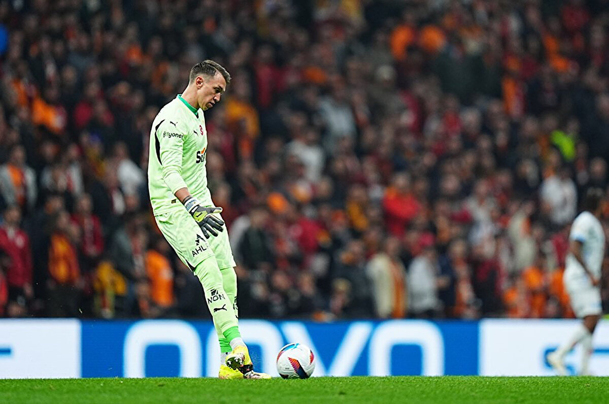 Birkaç rekor daha kırmak istiyoruz<br><br>Kaptan Muslera, "Çok mutluyuz yaptığımız işten dolayı, gösterdiğimiz performanstan dolayı. Taraftarımıza da teşekkür etmek istiyoruz. İçeride ve dışarıda bize inanılmaz yardımcı oluyorlar. Birkaç maçımız kaldı. Aynı istekle oynamak istiyoruz. Herkes çok iyi performans gösterdi.