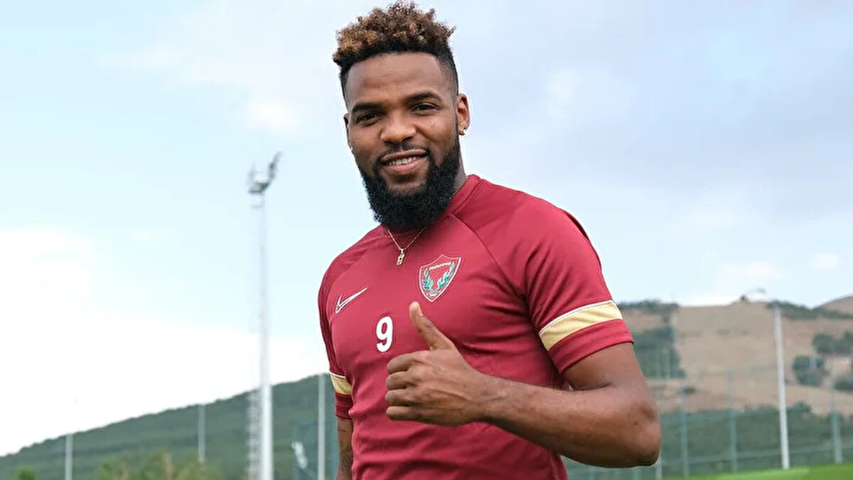 Geçtiğimiz günlerde, bir dönem Hatayspor'da da forma giyen ve Süper Lig'de gol kralı olan Gabonlu milli futbolcu Aaron Boupendza, kariyerini sürdürdüğü Çin'de yaşamını yitirmişti.<br>