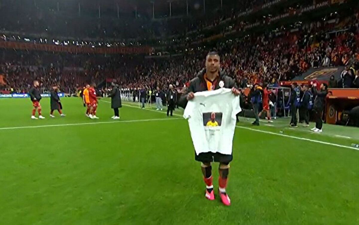 Mario Lemina, maç sonunda Gabon Milli Takımı'ndan arkadaşı olan Aaron Boupendza'yı unutmadı.<br>