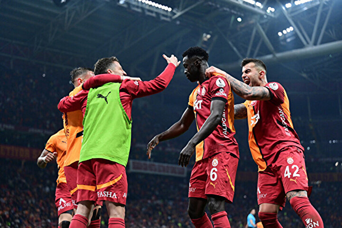 Bu sonuçla birlikte Galatasaray puanını 77'ye yükseltti ve ikinci sıradaki Fenerbahçe ile olan puan farkını maç fazlasıyla 6 yaptı. <br>