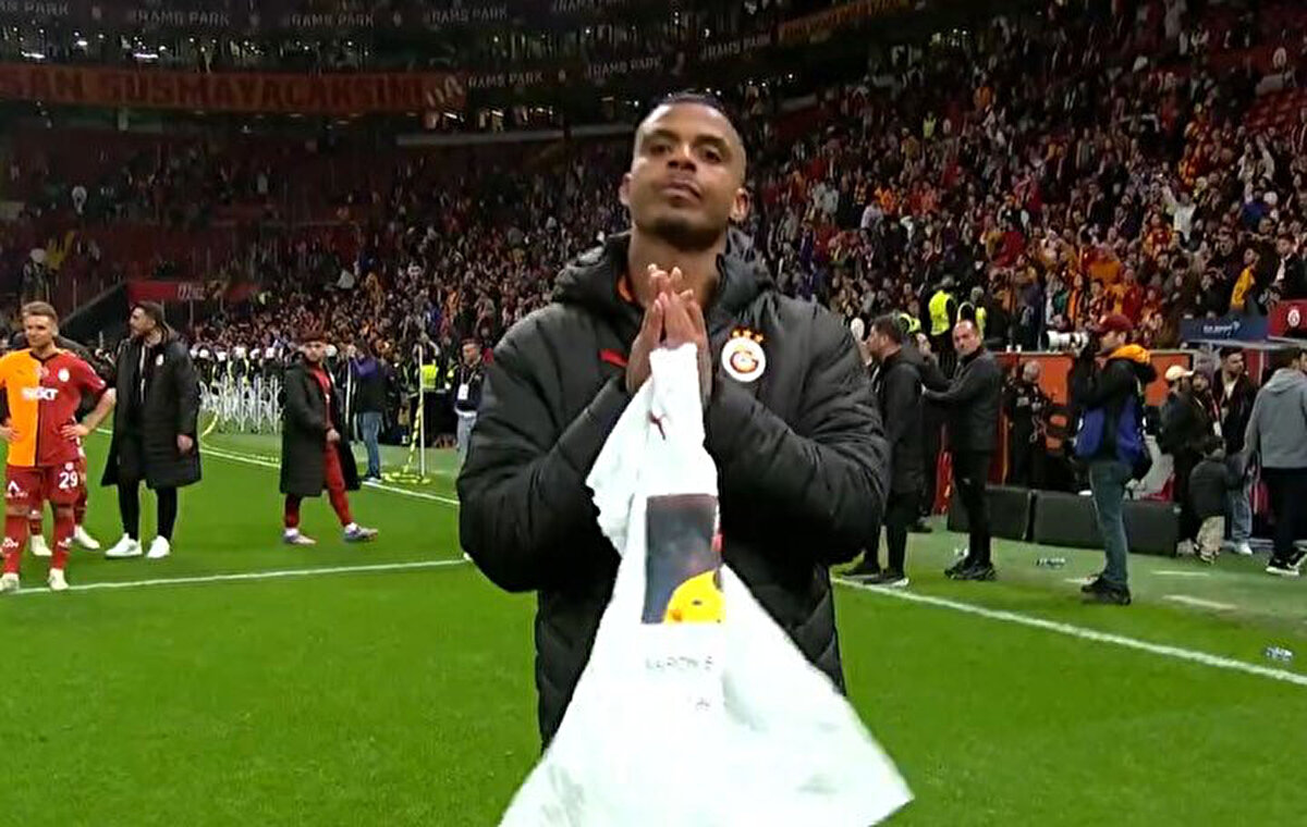 Lemina, Boupendza'nın fotoğrafının olduğu bir tişörtü maçtan sonra çıkardı ve kameralara gösterdi.<br>