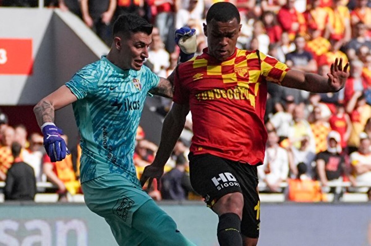 Öte yandan Sabah'ın haberine göre Berke Özer'in ilk tercihi Galatasaray oldu.