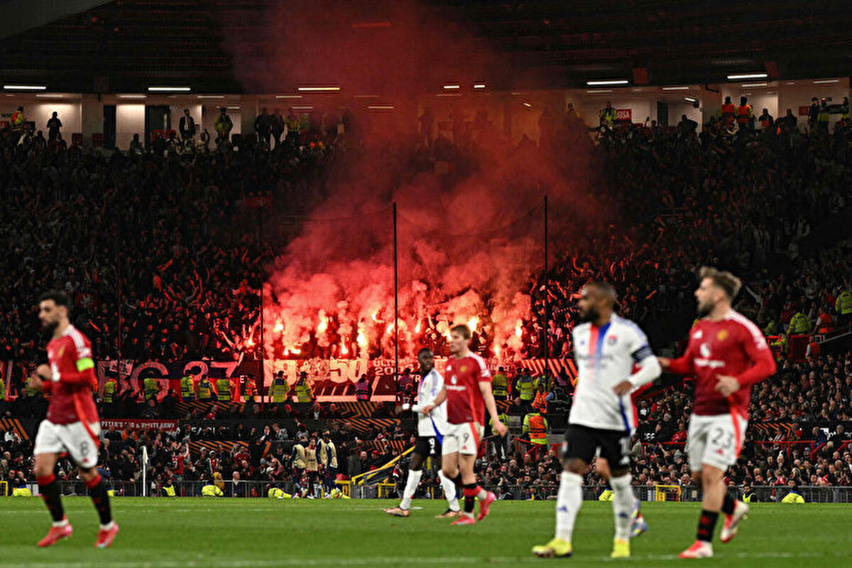 Manchester United ilk yarısını 2-0 önde kapattığı Lyon maçının 90 dakikasını 2-2 tamamladı. 2-2 biten ilk maçın skoru ortaya çıkarken maçta uzatma bölümlerine geçildi.